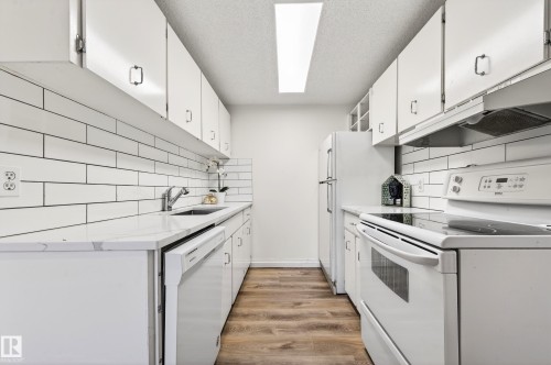 107 Woodstock, Edmonton, AB - Indoor Photo Showing Kitchen