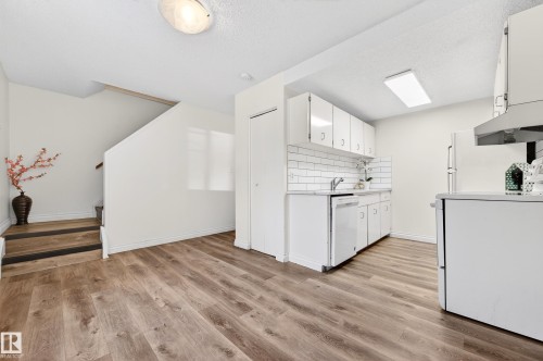 107 Woodstock, Edmonton, AB - Indoor Photo Showing Kitchen