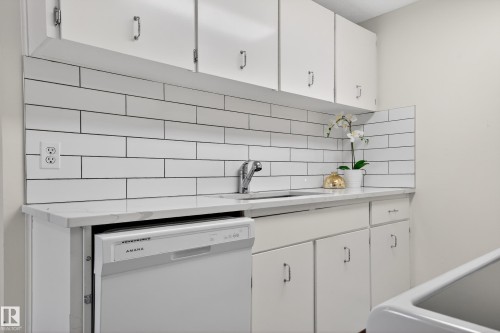 107 Woodstock, Edmonton, AB - Indoor Photo Showing Kitchen