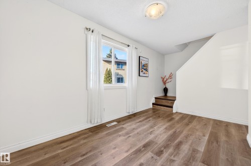107 Woodstock, Edmonton, AB - Indoor Photo Showing Other Room