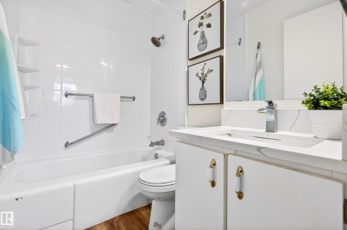 107 Woodstock, Edmonton, AB - Indoor Photo Showing Bathroom