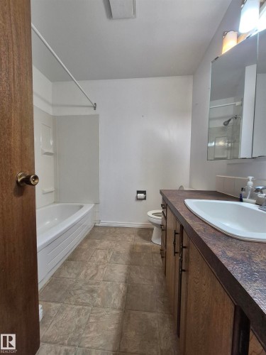 6 9140 149 Street, Edmonton, AB - Indoor Photo Showing Bathroom