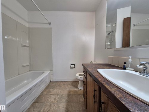 6 9140 149 Street, Edmonton, AB - Indoor Photo Showing Bathroom