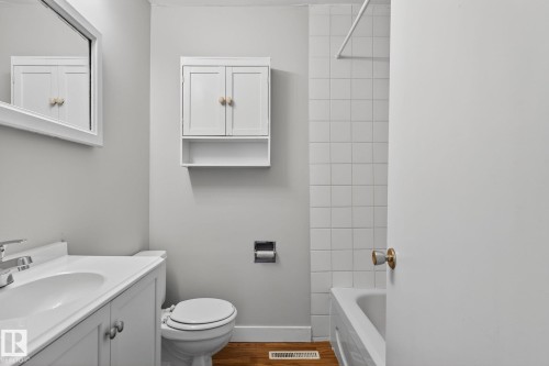 6714 149 Avenue, Edmonton, AB - Indoor Photo Showing Bathroom