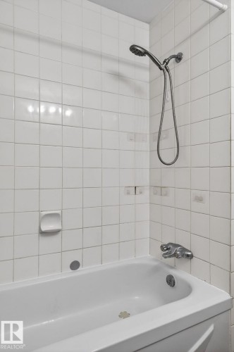 6714 149 Avenue, Edmonton, AB - Indoor Photo Showing Bathroom