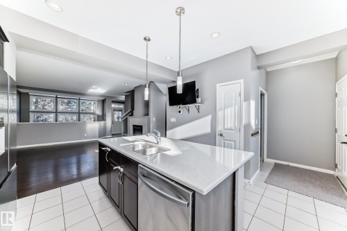 3116 Arthurs Crescent, Edmonton, AB - Indoor Photo Showing Kitchen With Double Sink