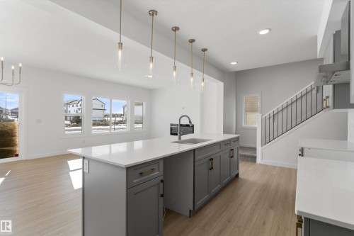 939 18 Avenue, Edmonton, AB - Indoor Photo Showing Kitchen