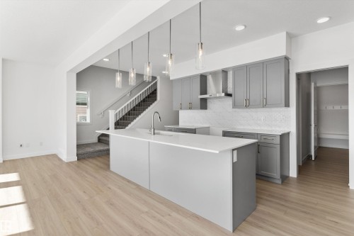 939 18 Avenue, Edmonton, AB - Indoor Photo Showing Kitchen