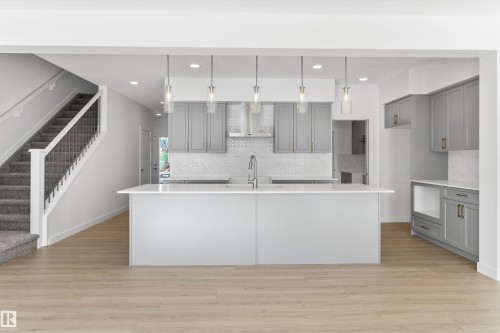 939 18 Avenue, Edmonton, AB - Indoor Photo Showing Kitchen With Upgraded Kitchen