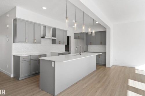 939 18 Avenue, Edmonton, AB - Indoor Photo Showing Kitchen With Upgraded Kitchen