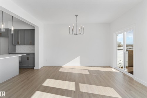 939 18 Avenue, Edmonton, AB - Indoor Photo Showing Kitchen