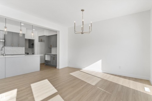 939 18 Avenue, Edmonton, AB - Indoor Photo Showing Kitchen