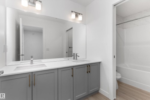 939 18 Avenue, Edmonton, AB - Indoor Photo Showing Bathroom