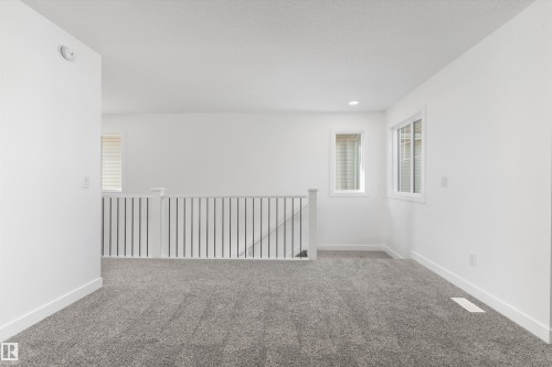 939 18 Avenue, Edmonton, AB - Indoor Photo Showing Other Room