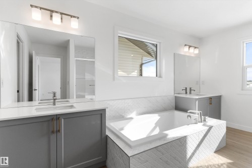 939 18 Avenue, Edmonton, AB - Indoor Photo Showing Bathroom