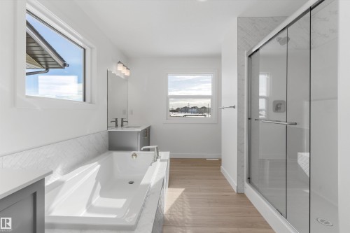 939 18 Avenue, Edmonton, AB - Indoor Photo Showing Bathroom