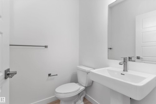 939 18 Avenue, Edmonton, AB - Indoor Photo Showing Bathroom