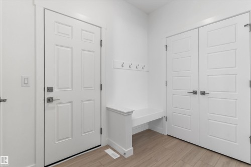 939 18 Avenue, Edmonton, AB - Indoor Photo Showing Other Room