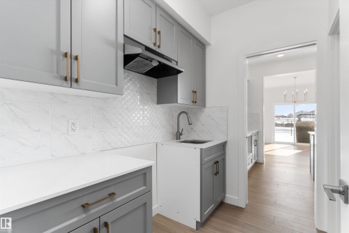 939 18 Avenue, Edmonton, AB - Indoor Photo Showing Kitchen