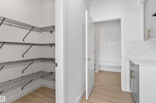 939 18 Avenue, Edmonton, AB - Indoor