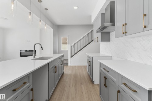 939 18 Avenue, Edmonton, AB - Indoor Photo Showing Kitchen