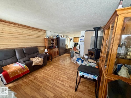 218 Hwy 13 E, Alder Flats, AB - Indoor Photo Showing Living Room