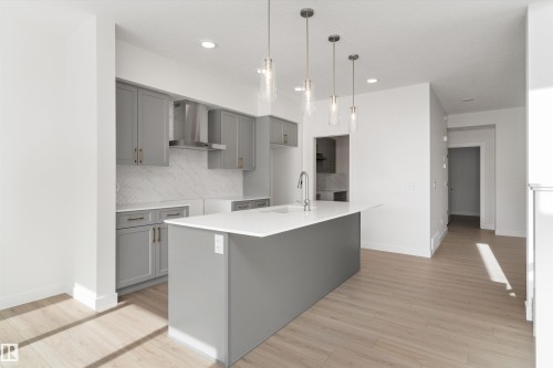 943 18 Avenue, Edmonton, AB - Indoor Photo Showing Kitchen With Upgraded Kitchen