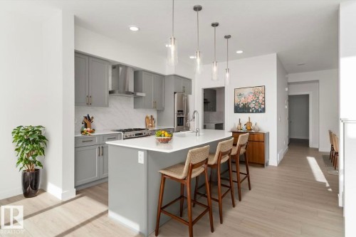 943 18 Avenue, Edmonton, AB - Indoor Photo Showing Kitchen With Upgraded Kitchen