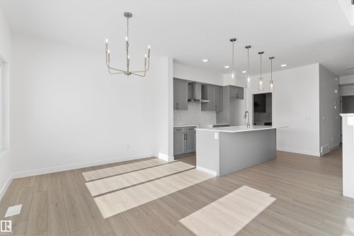 943 18 Avenue, Edmonton, AB - Indoor Photo Showing Kitchen With Upgraded Kitchen