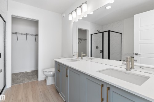 943 18 Avenue, Edmonton, AB - Indoor Photo Showing Bathroom