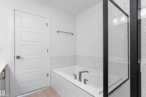 943 18 Avenue, Edmonton, AB - Indoor Photo Showing Bathroom