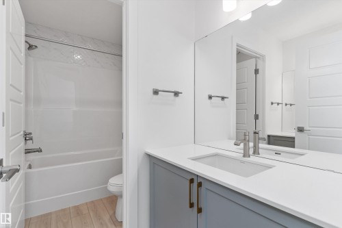 943 18 Avenue, Edmonton, AB - Indoor Photo Showing Bathroom