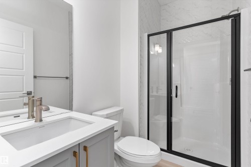 943 18 Avenue, Edmonton, AB - Indoor Photo Showing Bathroom