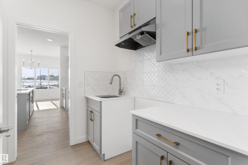 943 18 Avenue, Edmonton, AB - Indoor Photo Showing Kitchen