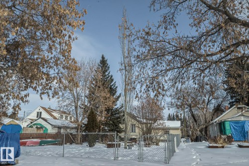 View of home's community with a gate, a fenced front yard, and a residential view - 4906 48 Street, Thorsby, AB - Outdoor