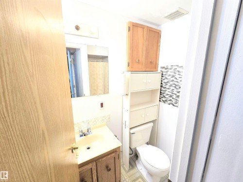 Full bath with backsplash, a shower with shower curtain, and vanity - 80 Amberly Crest, Edmonton, AB - Indoor Photo Showing Bathroom