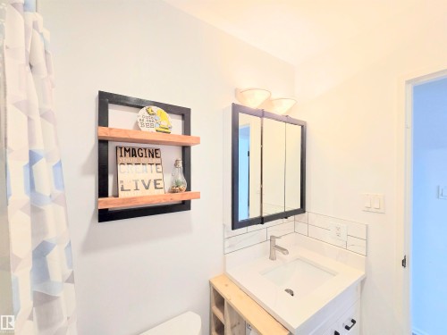 Full bathroom featuring vanity, curtained shower, and backsplash - 80 Amberly Crest, Edmonton, AB - Indoor Photo Showing Bathroom