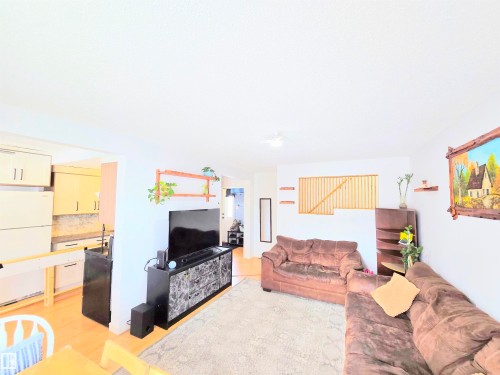 Living room with light wood-style floors - 80 Amberly Crest, Edmonton, AB - Indoor Photo Showing Living Room