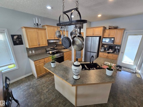 1445 Highwood Boulevard, Devon, AB - Indoor Photo Showing Kitchen