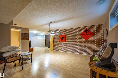 2721 Miles Place, Edmonton, AB - Indoor