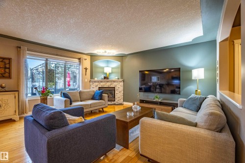 2721 Miles Place, Edmonton, AB - Indoor Photo Showing Living Room