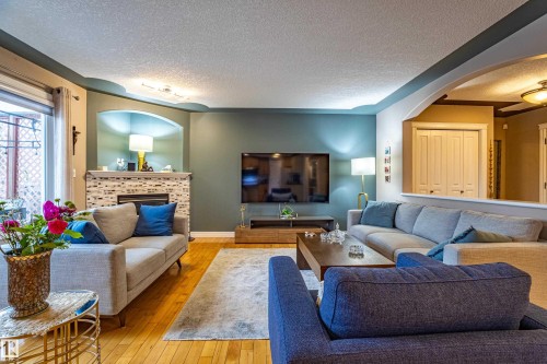 2721 Miles Place, Edmonton, AB - Indoor Photo Showing Living Room