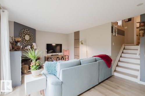 17 9520 174 Street, Edmonton, AB - Indoor Photo Showing Living Room
