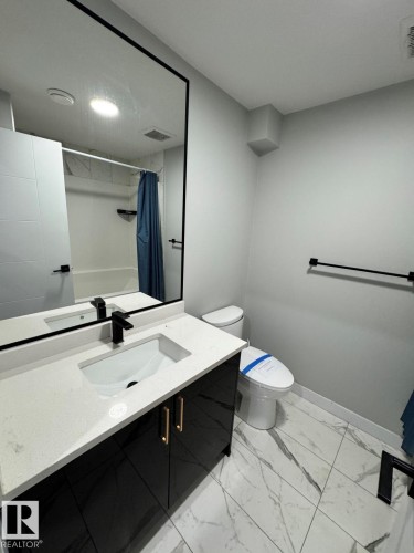 17124 68 Street, Edmonton, AB - Indoor Photo Showing Bathroom