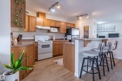 15722 141 Street Nw, Edmonton, AB - Indoor Photo Showing Kitchen