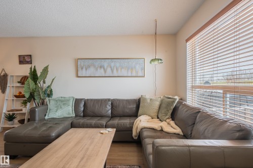 15722 141 Street Nw, Edmonton, AB - Indoor Photo Showing Living Room
