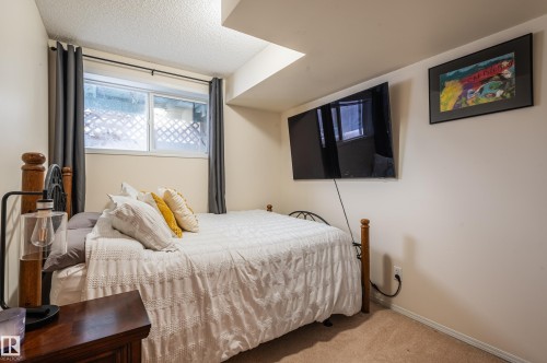 15722 141 Street Nw, Edmonton, AB - Indoor Photo Showing Bedroom