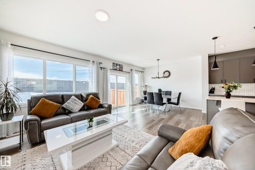 17608 49 Street, Edmonton, AB - Indoor Photo Showing Living Room