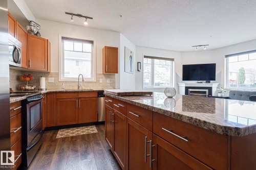 111 2035 Grantham Crest Nw, Edmonton, AB - Indoor Photo Showing Kitchen