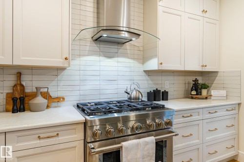 18 Emerald Way, Spruce Grove, AB - Indoor Photo Showing Kitchen With Upgraded Kitchen